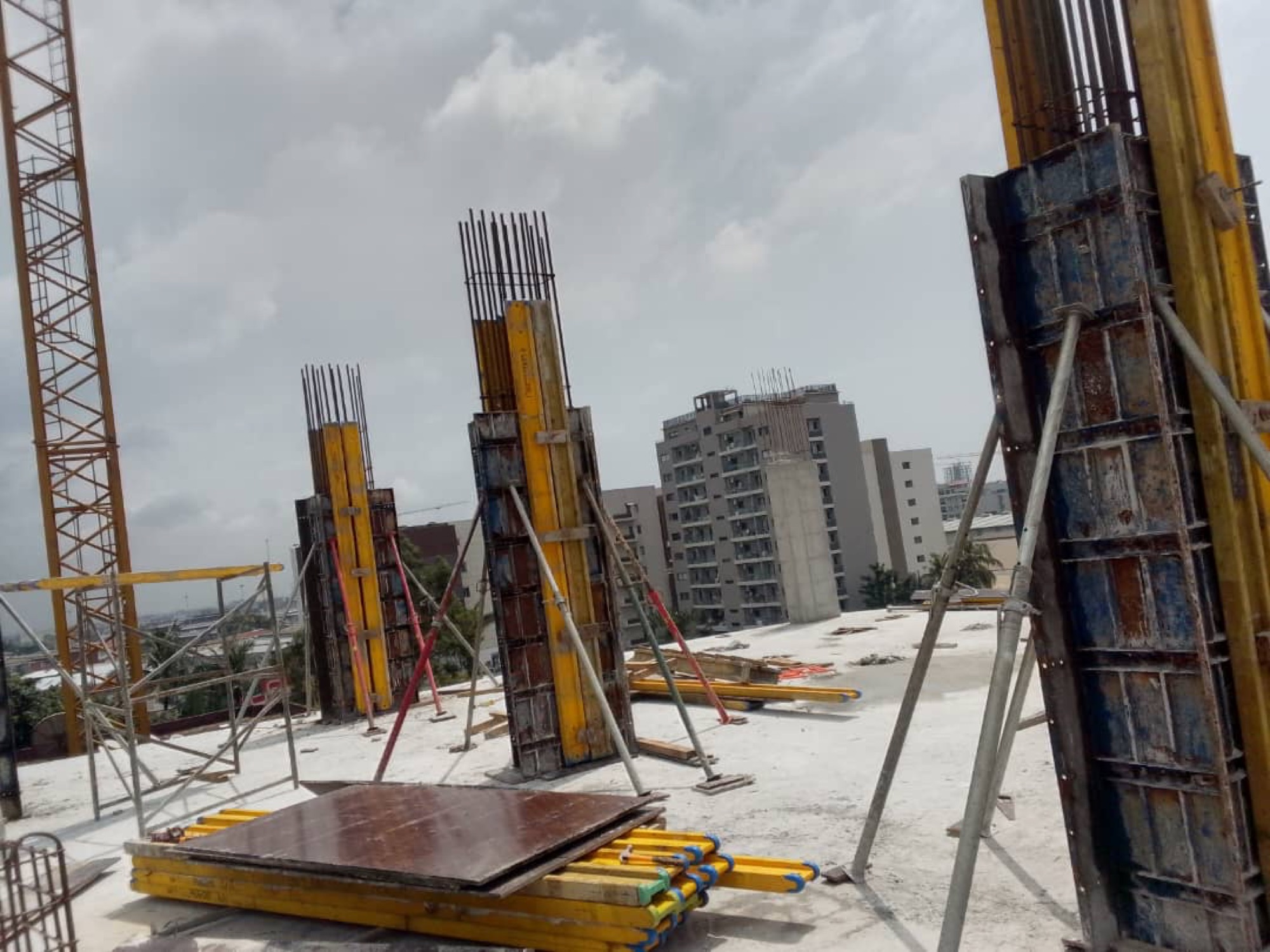 Chantier INGEST : poteaux et banches en élévation